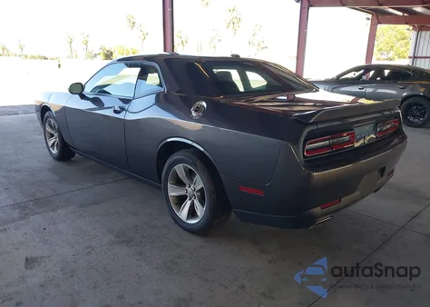 2021 Dodge Challenger Sxt z USA, uszkodzony, nr VIN 2C3CDZAG0MH542643